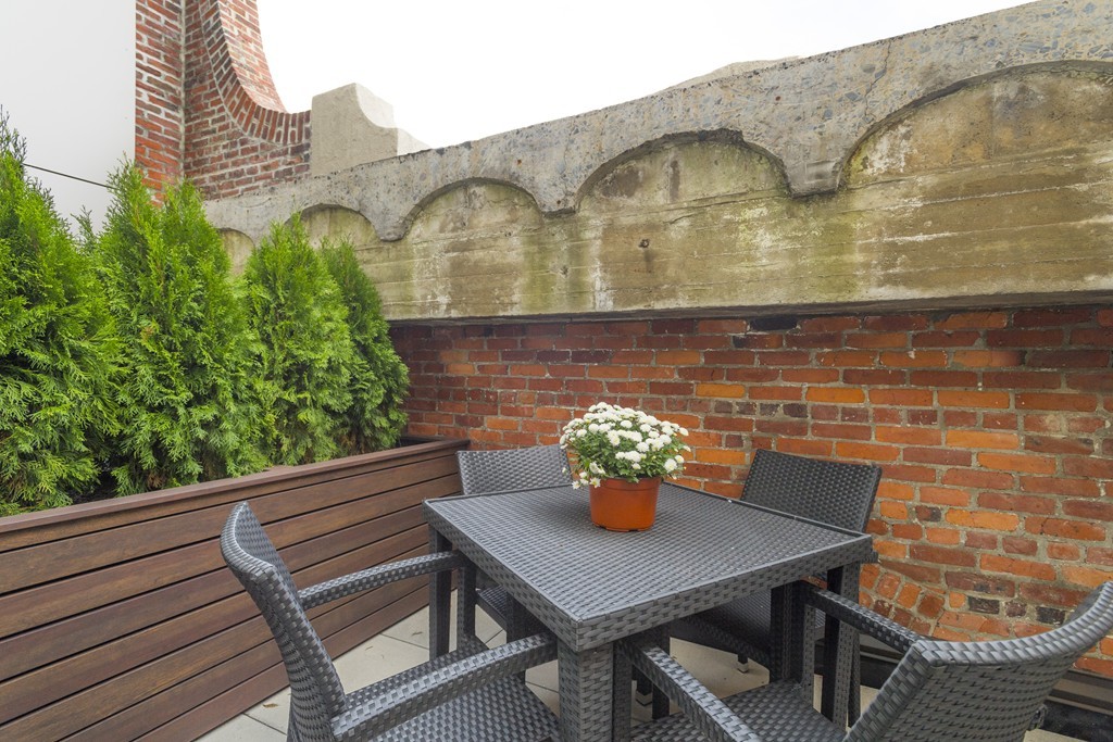121 Portland Street, Unit 703 Boston, MA 02114 - Photo 5 of 13 a view of an outdoor seating area