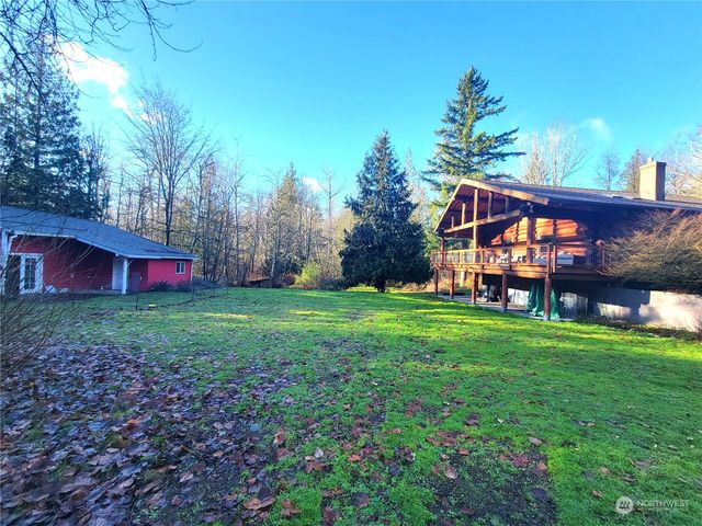 a view of a yard in front of house