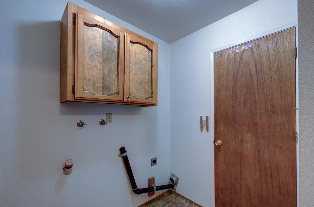 27266 Twin Ponds Road Clovis, CA 93619 - Photo 24 of 45 a view of room with washer and dryer