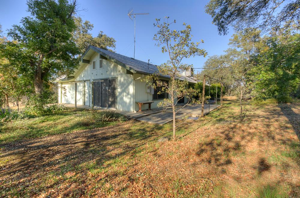 27266 Twin Ponds Road Clovis, CA 93619 - Photo 35 of 45 front view of a house with a yard