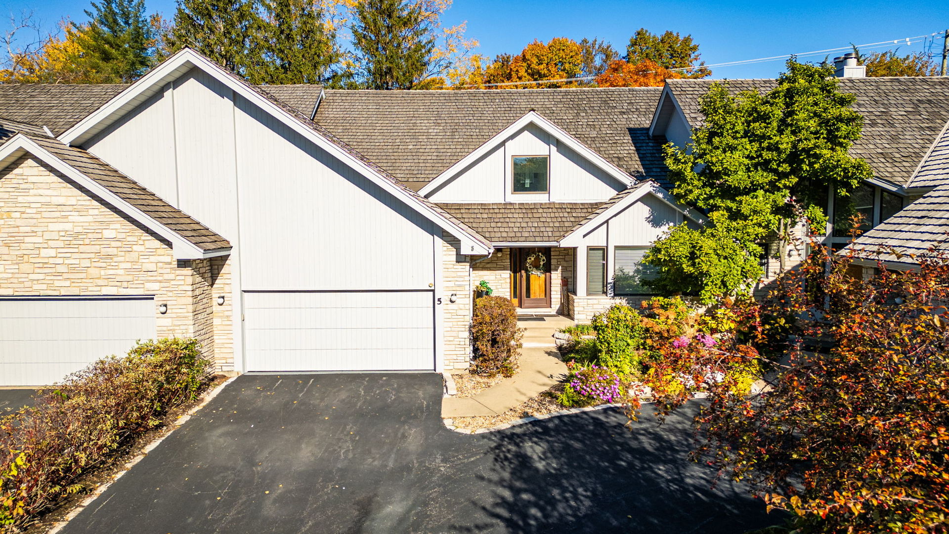 5 Bel Aire Court Burr Ridge, IL 60527 - Photo 1 of 40