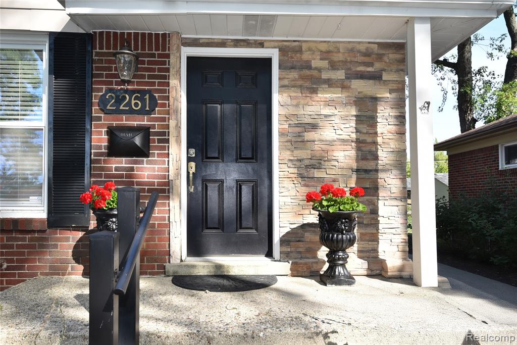 2261 Dunstable Road Birmingham, MI 48009 - Photo 2 of 39