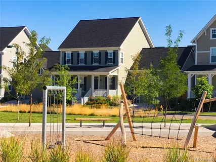 a view of a house with backyard