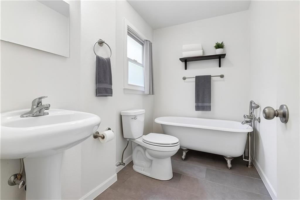 83 Gibson Street Pittsburgh, PA 15202 - Photo 26 of 27 a bathroom with a sink toilet and a bathtub