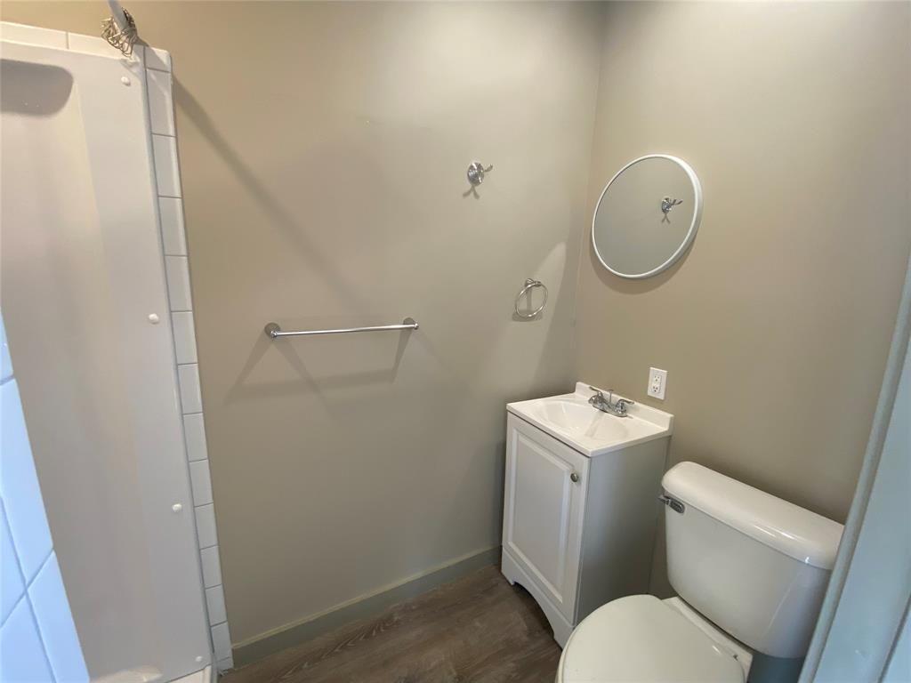 705 West 9th Street Cisco, TX 76437 - Photo 14 of 22 Upstairs Bathroom