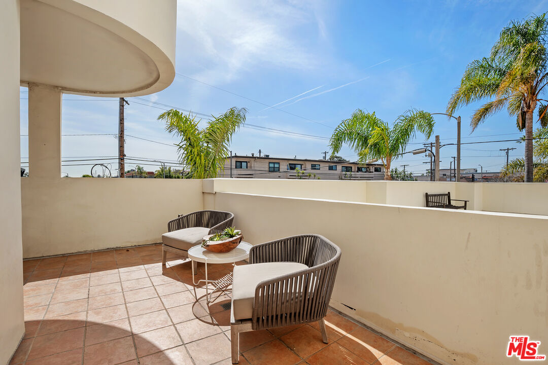 255 Main Street, Unit 101 Venice, CA 90291 - Photo 16 of 28 a dining room with furniture and a potted plant
