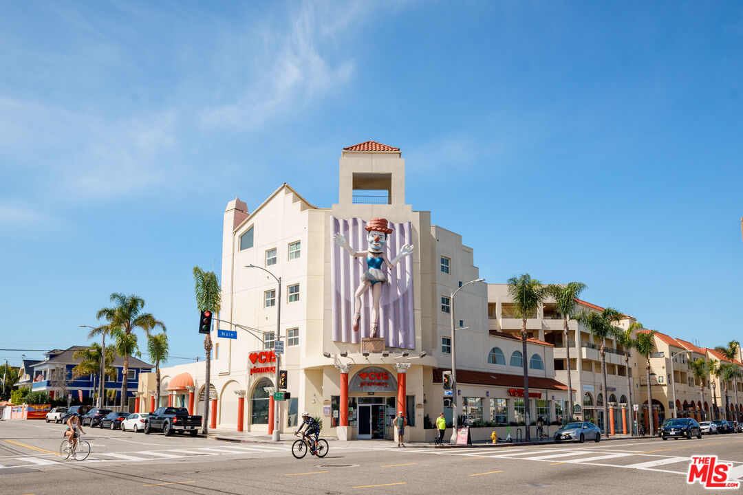 255 Main Street, Unit 101 Venice, CA 90291 - Photo 19 of 28 a view of a building and a street