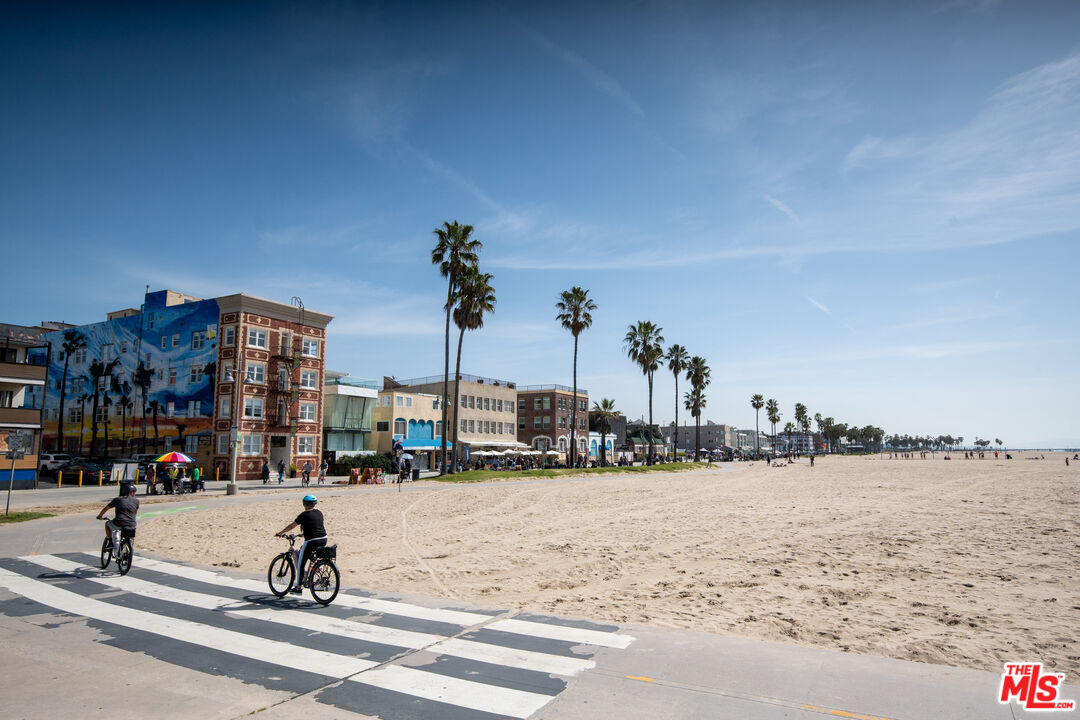 255 Main Street, Unit 101 Venice, CA 90291 - Photo 20 of 28 a view of a street with cars