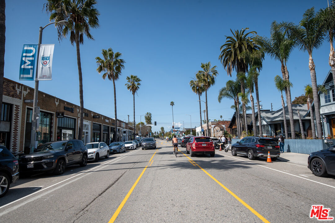 255 Main Street, Unit 101 Venice, CA 90291 - Photo 23 of 28 a view of a street with cars