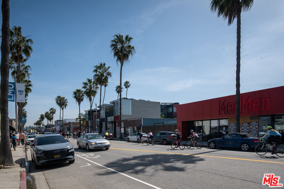 255 Main Street, Unit 101 Venice, CA 90291 - Photo 24 of 28 a view of a patio with a table and chairs under an umbrella