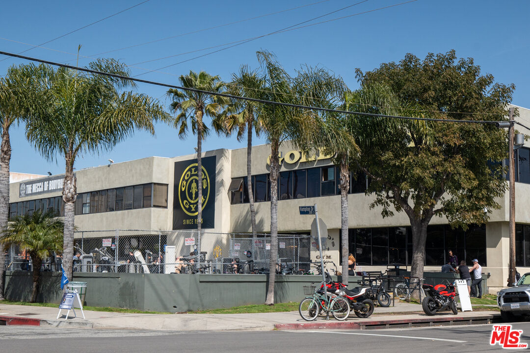 255 Main Street, Unit 101 Venice, CA 90291 - Photo 25 of 28 a store with outdoor seating and trees