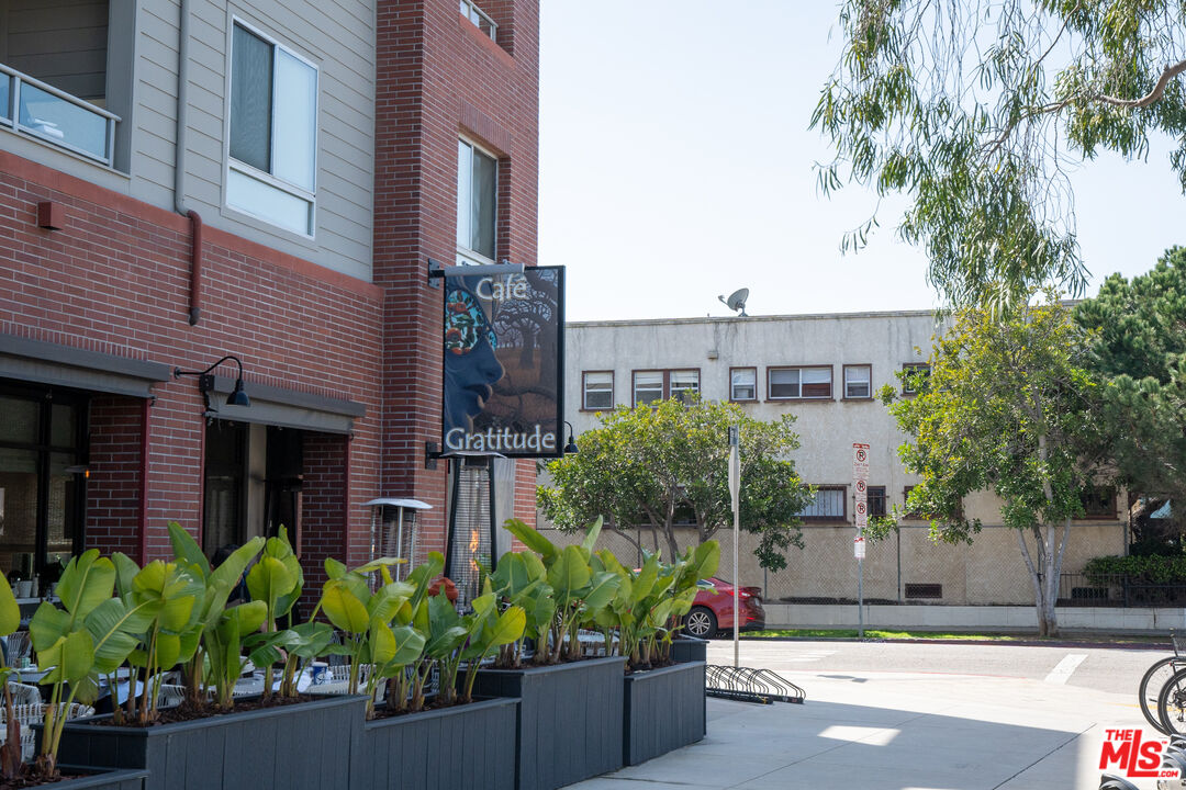 255 Main Street, Unit 101 Venice, CA 90291 - Photo 28 of 28 a view of a house with a garden and plants