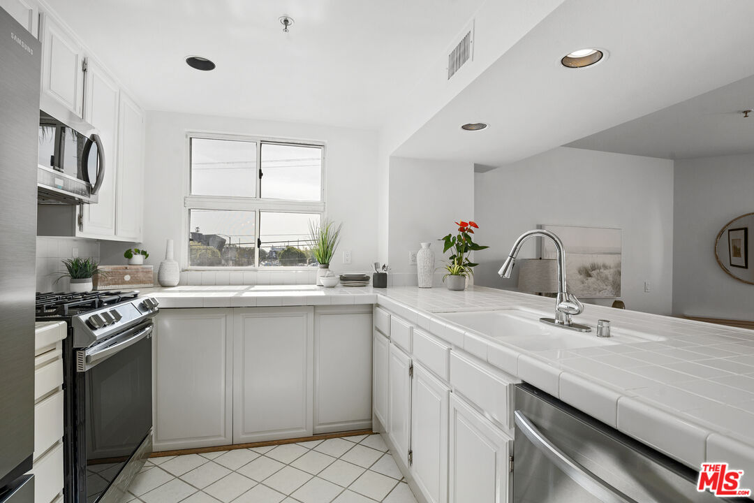 255 Main Street, Unit 101 Venice, CA 90291 - Photo 5 of 28 a kitchen with a sink stove and cabinets