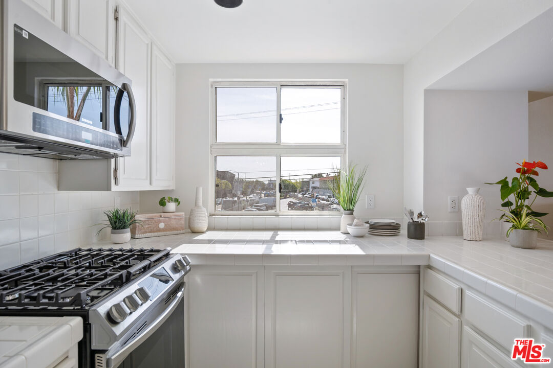 255 Main Street, Unit 101 Venice, CA 90291 - Photo 6 of 28 a kitchen with a stove a sink and a window