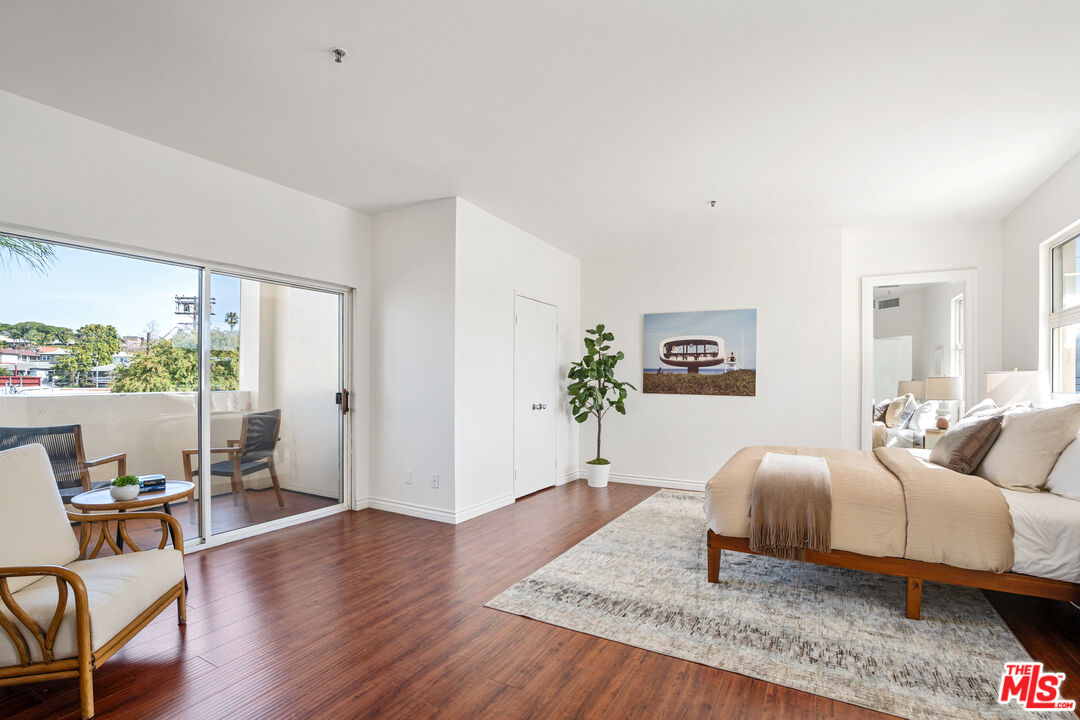 255 Main Street, Unit 101 Venice, CA 90291 - Photo 9 of 28 a living room with furniture and a wooden floor