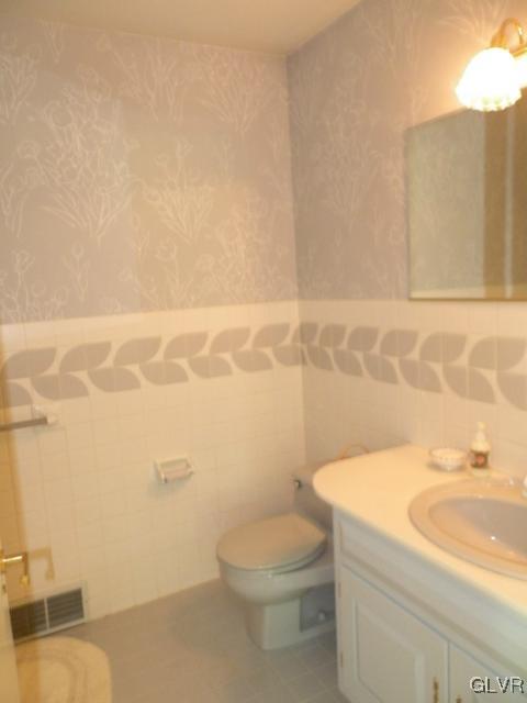 2214 Nottingham Road Allentown, PA 18103 - Photo 31 of 40 FIRST FLOOR BEDROOM FULL BATH