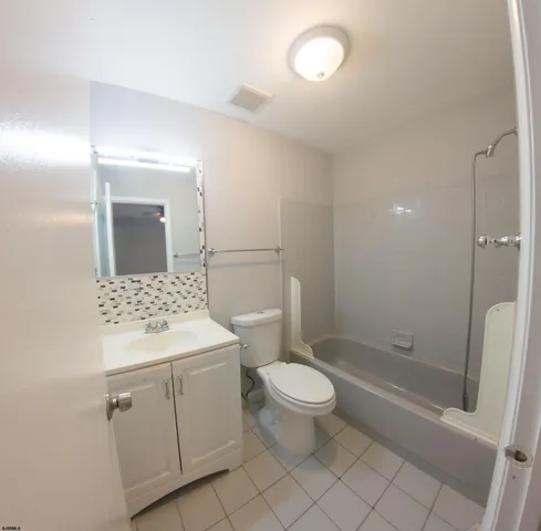 $1,875 | 2 Oyster Bay Road, Unit 2D, Absecon, NJ 08205