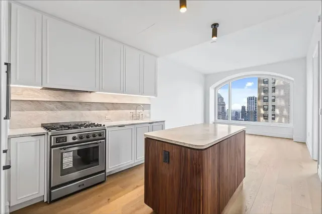 $7,990 | 520 5th Avenue, Unit 49D | Midtown Central