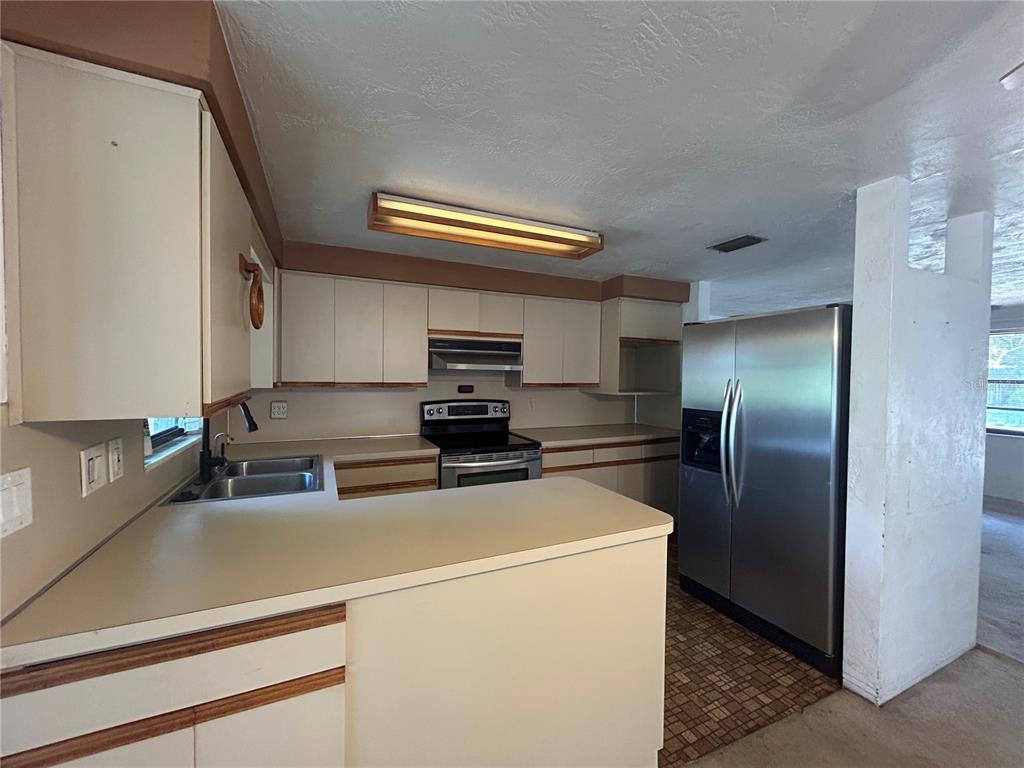 10463 Valencia Road Seminole, FL 33772 - Photo 8 of 31