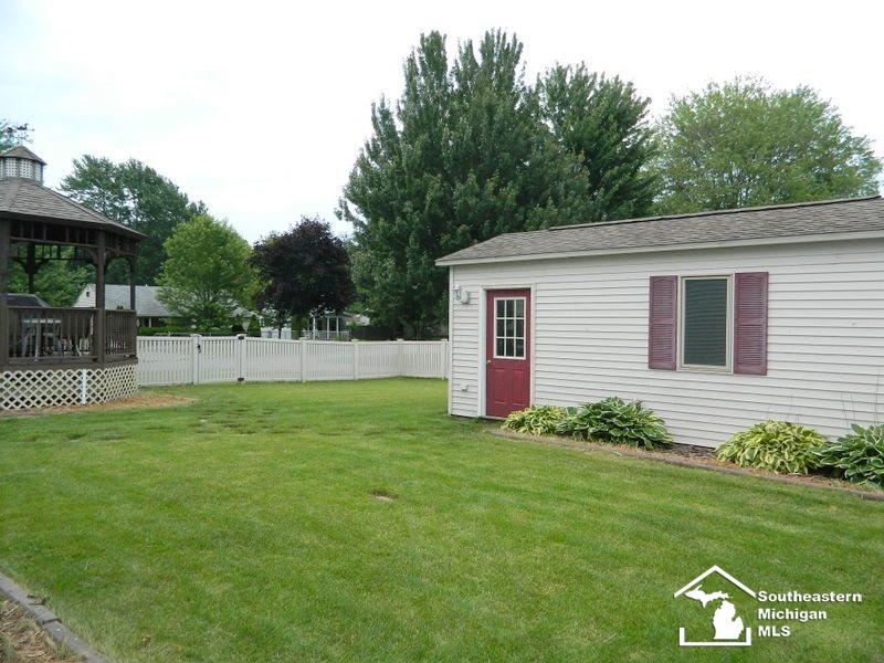 16603 Carter Road Woodhaven, MI 48183 - Photo 5 of 31