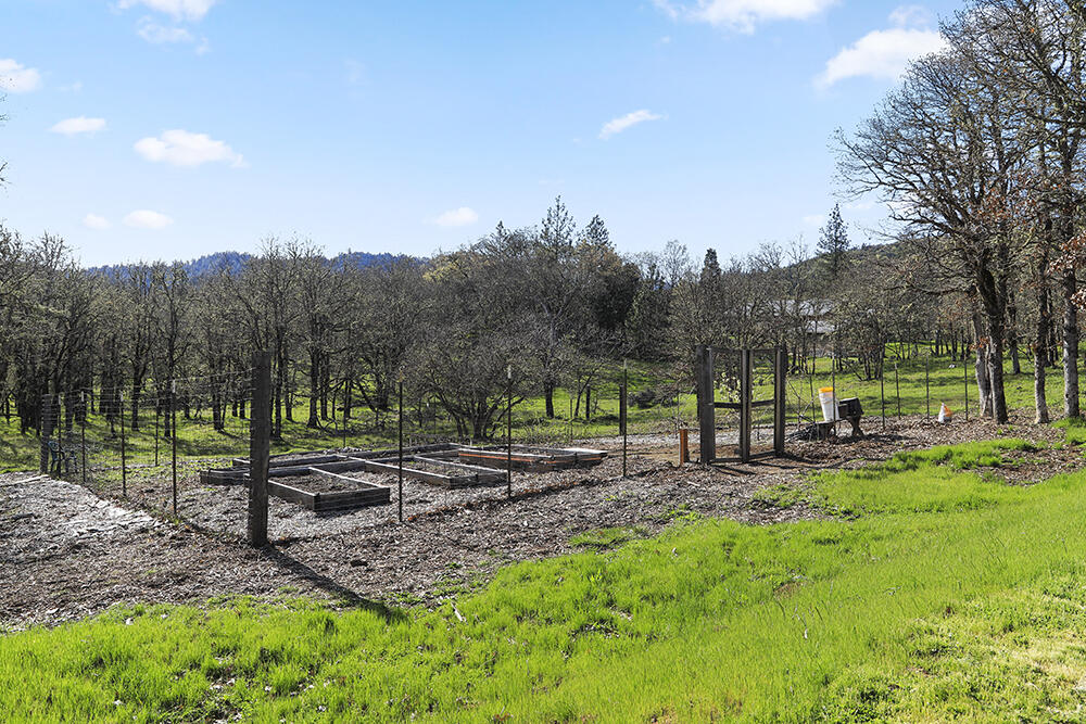 5535 Tunnel Loop Road Grants Pass, OR 97526 - Photo 26 of 29 31
