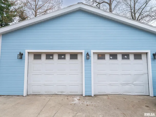 $187,000 | 943 Northeast Glen Oak Avenue, Peoria, IL 61603