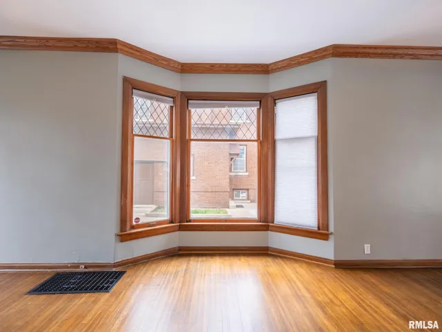 $187,000 | 943 Northeast Glen Oak Avenue, Peoria, IL 61603