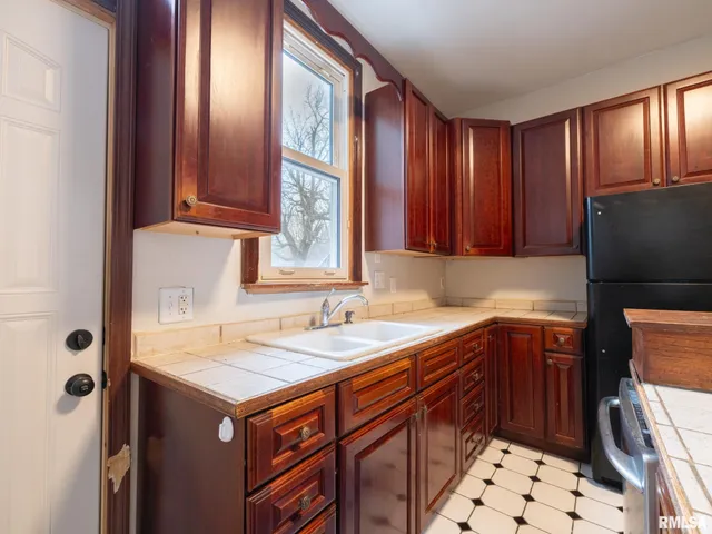 $187,000 | 943 Northeast Glen Oak Avenue, Peoria, IL 61603