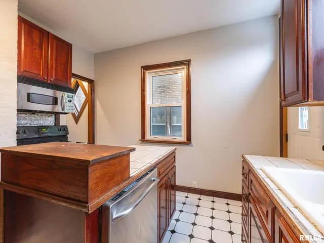 $187,000 | 943 Northeast Glen Oak Avenue, Peoria, IL 61603