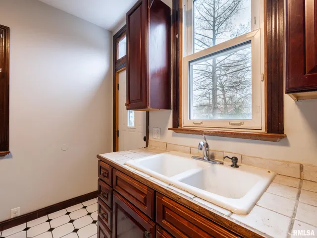 $187,000 | 943 Northeast Glen Oak Avenue, Peoria, IL 61603