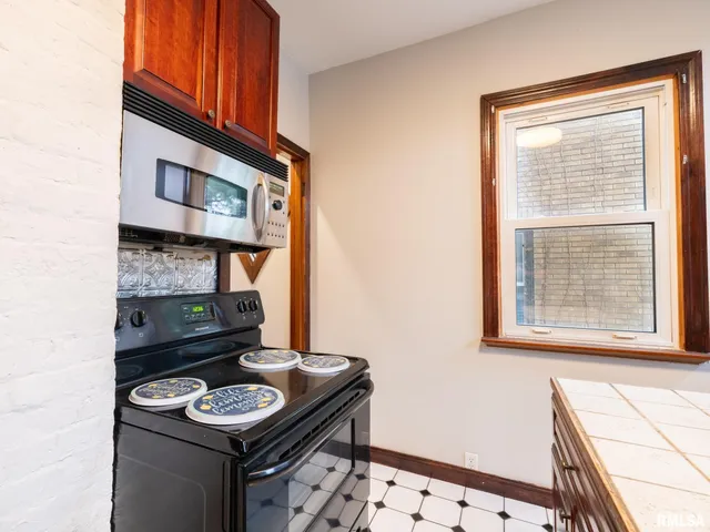 $187,000 | 943 Northeast Glen Oak Avenue, Peoria, IL 61603