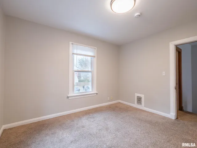 $187,000 | 943 Northeast Glen Oak Avenue, Peoria, IL 61603