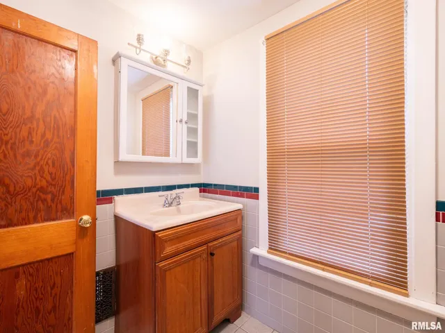 $187,000 | 943 Northeast Glen Oak Avenue, Peoria, IL 61603