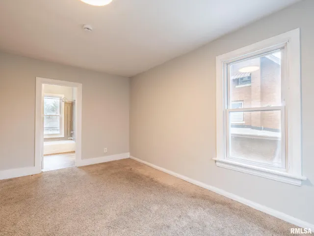 $187,000 | 943 Northeast Glen Oak Avenue, Peoria, IL 61603