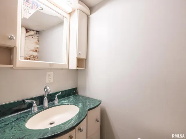 $187,000 | 943 Northeast Glen Oak Avenue, Peoria, IL 61603