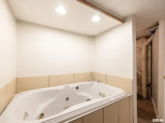 $187,000 | 943 Northeast Glen Oak Avenue, Peoria, IL 61603