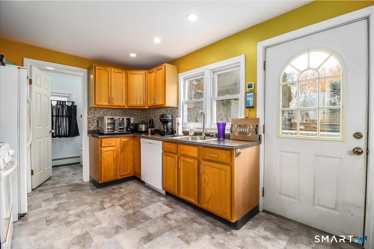 2 Reeds Lane Stratford, CT 06614 - Photo 4 of 34
