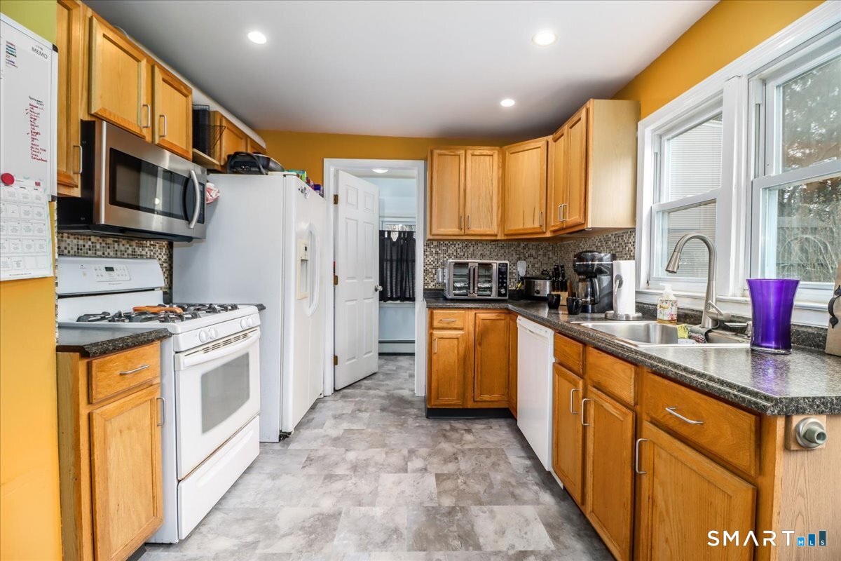 2 Reeds Lane Stratford, CT 06614 - Photo 5 of 34