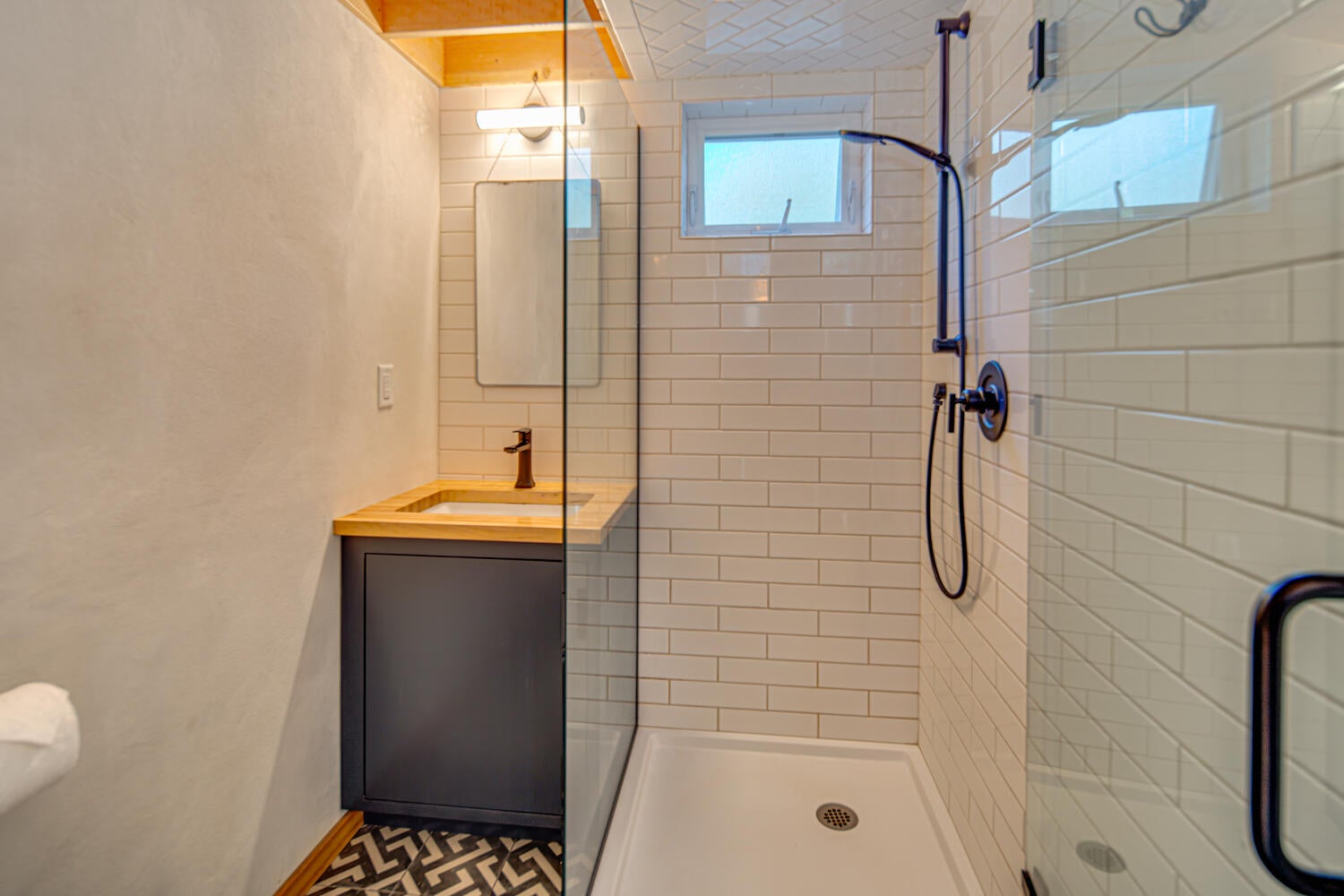 18776 Choctaw Road Bend, OR 97702 - Photo 32 of 52 Studio's full bathroom