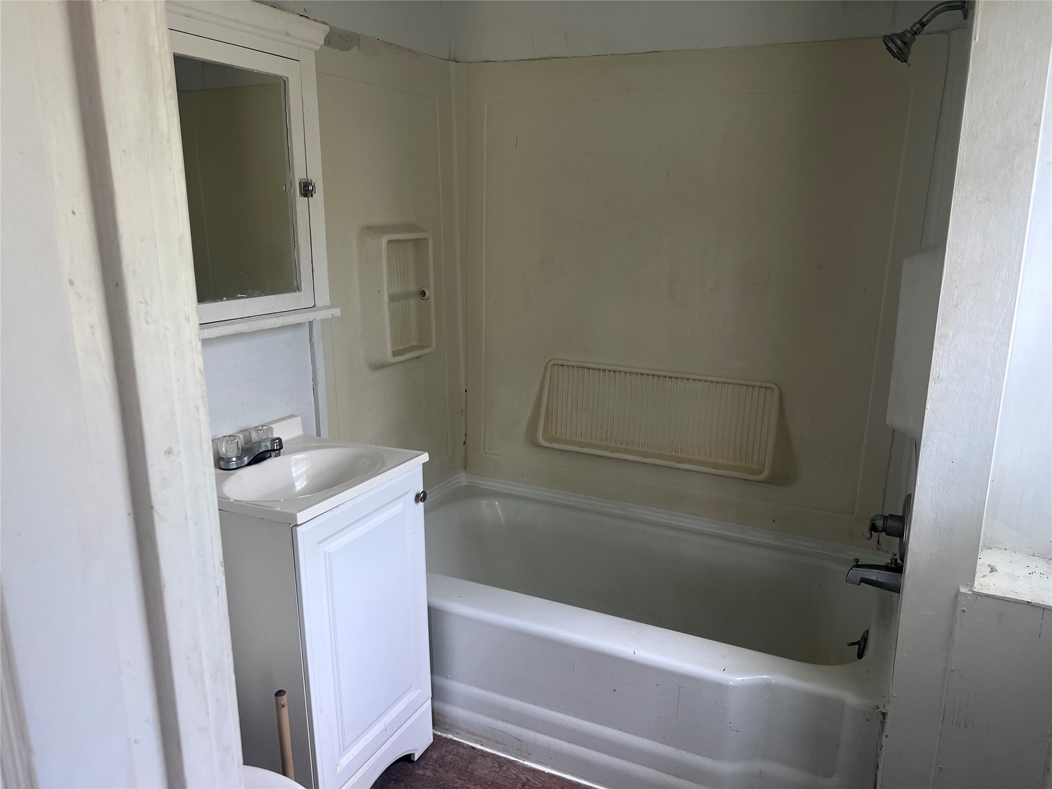 613 Harrison Lane Wharton, TX 77488 - Photo 5 of 10 a bathroom with a bathtub