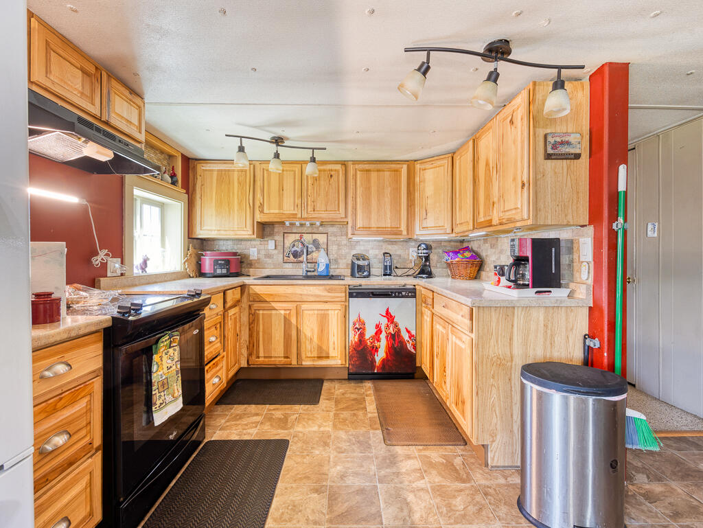 4650 Lower Klamath Lake Road Klamath Falls, OR 97603 - Photo 28 of 37 65c mobile1 kitchen