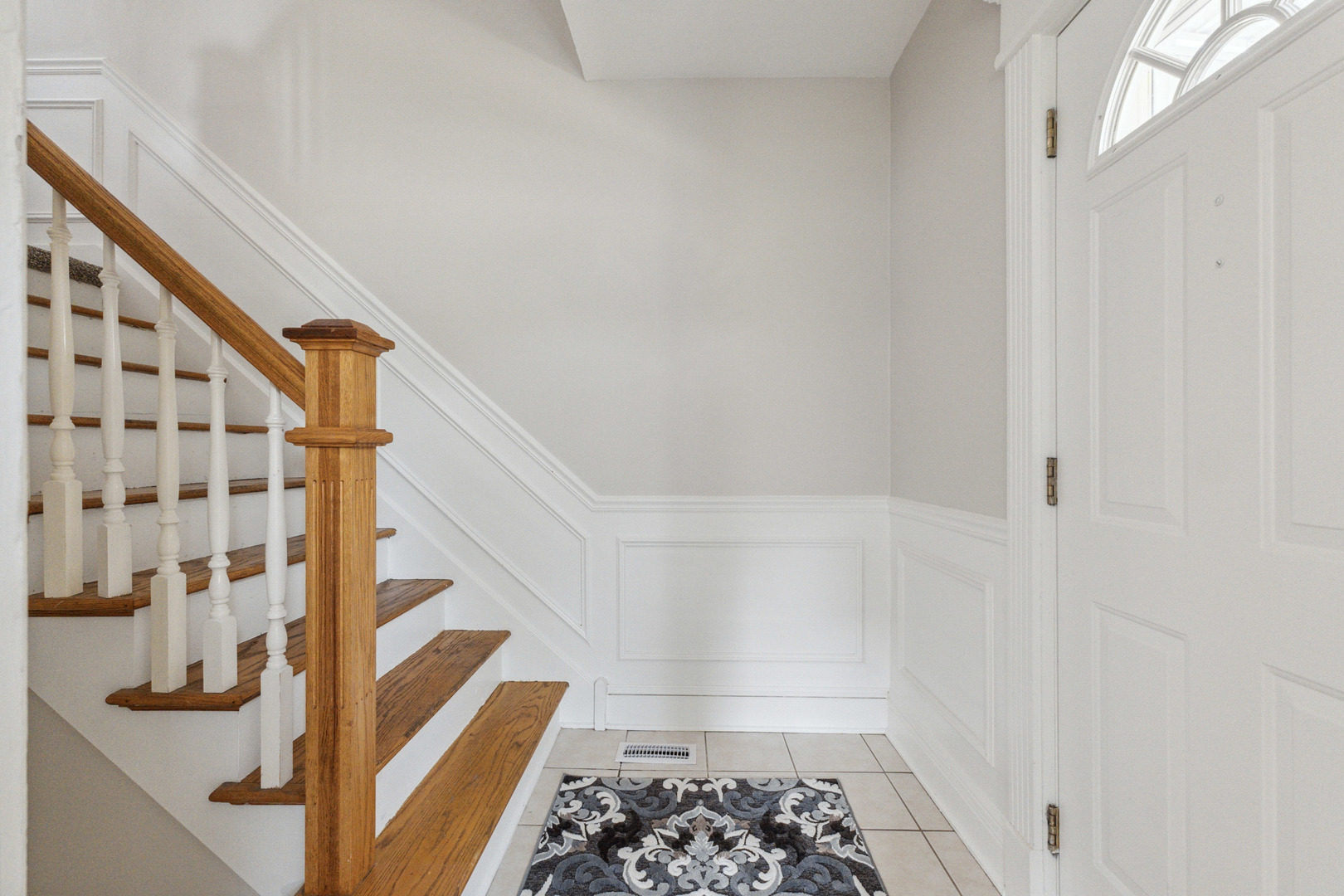 129 South Prairie Street Batavia, IL 60510 - Photo 4 of 45 a bathroom with a bathtub and shower