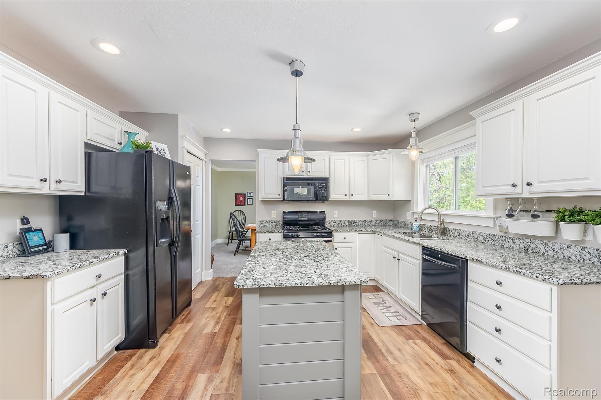 9855 Viewcrest Court Howell, MI 48843 - Photo 3 of 30 Beautiful updated kitchen
