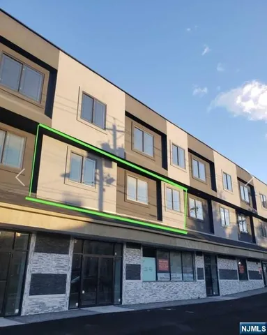 a building that has a lots of windows