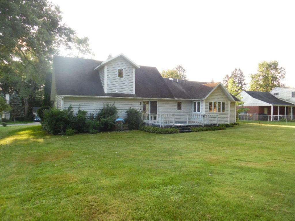 622 Topinabee Road Niles, MI 49120 - Photo 3 of 18 SAM_5808
