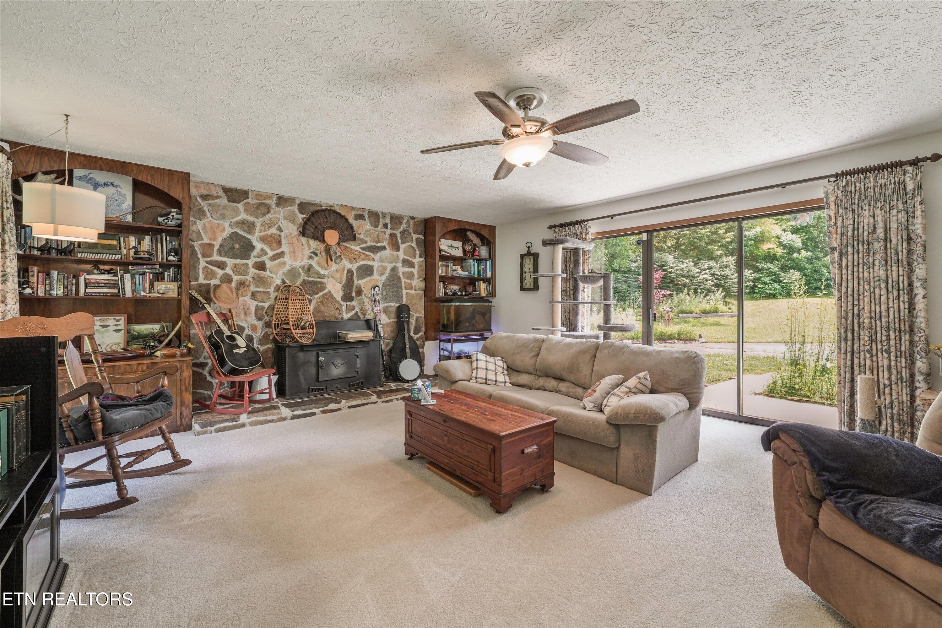 127 Mountain Road Oliver Springs, TN 37840 - Photo 12 of 36 Family Room