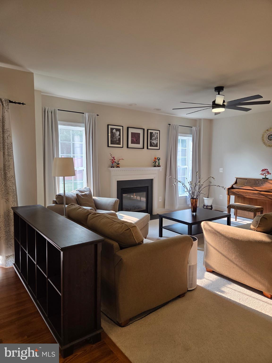 5394 MacDonald Road Woodbridge, VA 22193 - Photo 21 of 70 Bright and inviting living space.