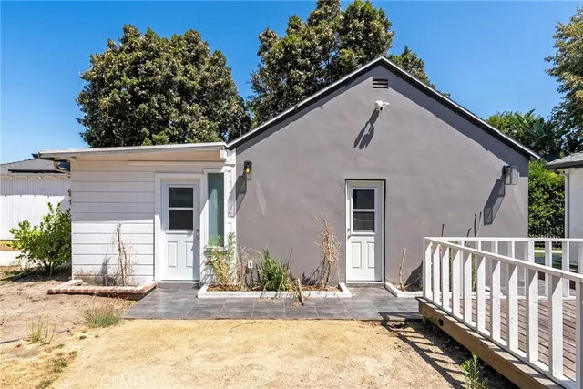 a view of backyard of the house