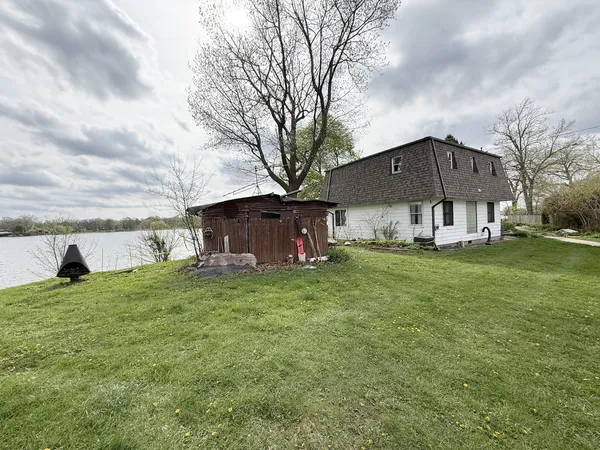 $325,000 | 33498 North Lake Shore Drive, Grayslake, IL 60030
