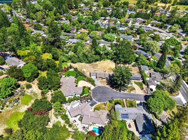 $1,300,000 | 10 Corte Sombrita, Orinda, CA 94563